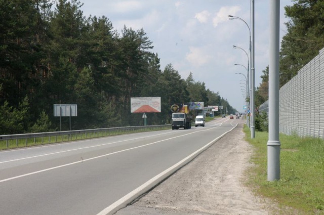 Щит 6x3,  навпроти котеджного містечка "РОМАНОВО" в с.Козин; 29км+200 праворуч