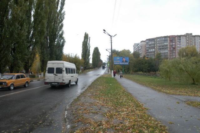 Щит 6x3,  вул.Київська, за банком "Аваль", біля озера