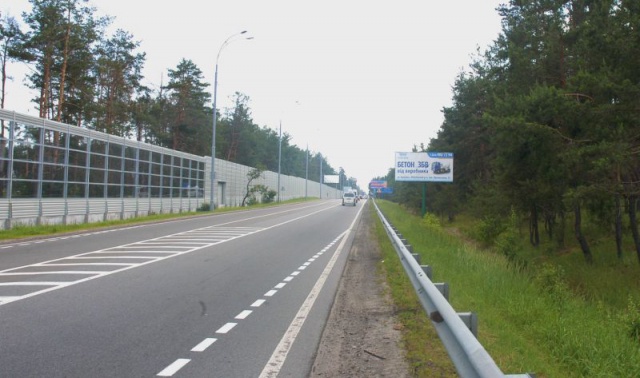 Щит 6x3,  навпроти котеджного містечка "РОМАНОВО" в с.Козин; 29км+200 праворуч