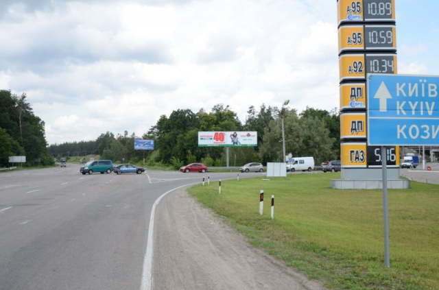 Щит 12x3,  На розвилці доріг Н-01 Київ-Знам'янка та Р-01 Київ-Обухів, біля АЗС "БРСМ"; 39+000 ліво