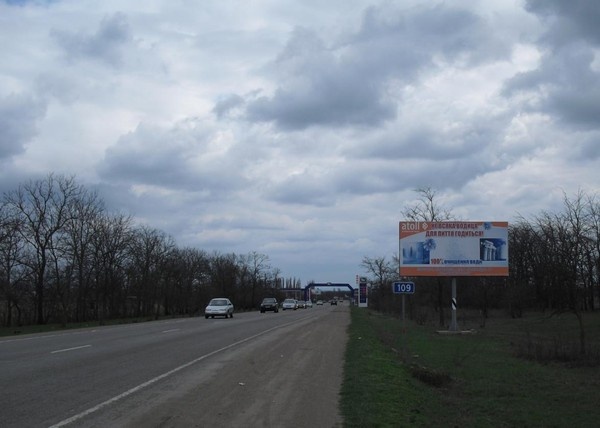 Щит 6x3,  Симферополь. В сторону Симферополя 109+000. Перед Аркой ТНК над трассой. На Аэропорт.