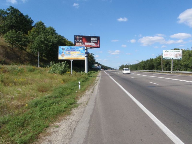 Щит 6x3,  200 м після повороту на с.Лісники, 20км+350 праворуч
