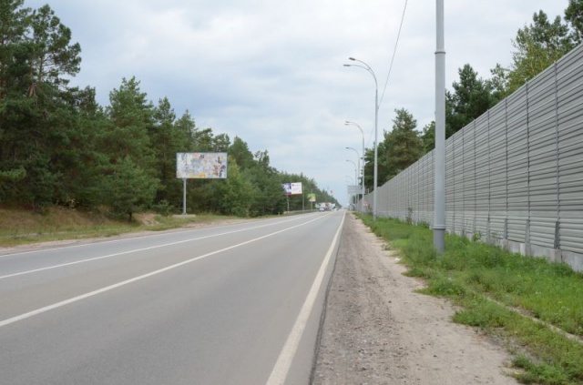 Щит 6x3,  навпроти котеджного містечка "РОМАНОВО" в с.Козин; 29км+300 праворуч